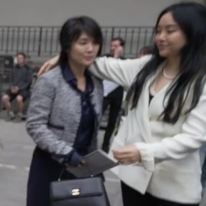 jenniedebuts's tweet photo. Mommy Kim must be so proud of Jennie 🥺 https://t.co/Yd1TihhTKh