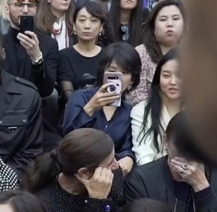 jenniedebuts's tweet photo. Mommy Kim must be so proud of Jennie 🥺 https://t.co/Yd1TihhTKh