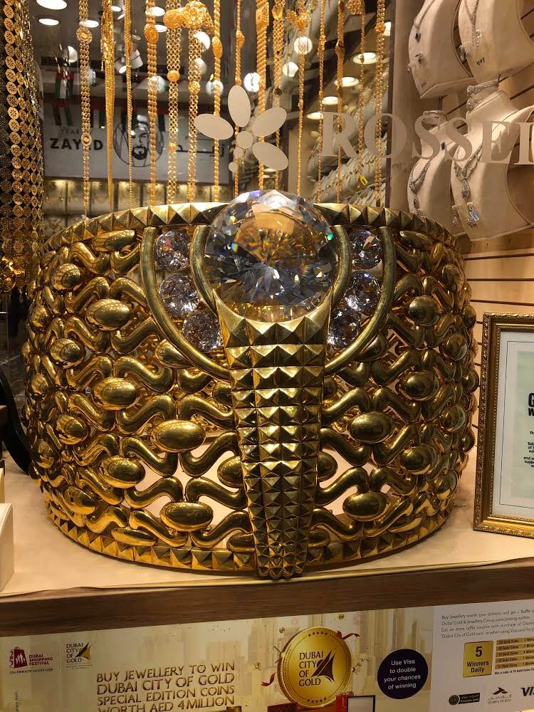 さっちぃ V Twitter これは何でしょう ドバイのゴールドスークで見つけました 答えは 指輪 です 世界一大きな金 の指輪 ギネス認定されているそうです ドバイ ドバイ観光 ゴールドスーク 指輪 T Co 9uim9hkjda Twitter さっちぃ V Twitter これは何でしょう ドバイのゴールドスークで見つけました 答えは 指輪 です 世界一大きな金 の指輪 ギネス認定されているそうです ドバイ ドバイ観光 ゴールドスーク 指輪 T Co 9uim9hkjda Twitter