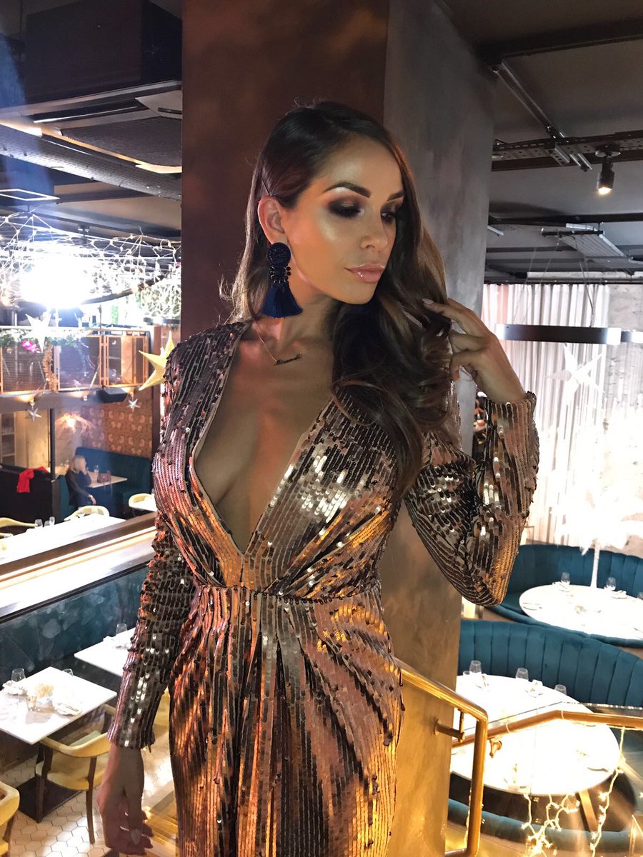 NFN_UK's tweet photo. 🎊 Saturday is here 🎊

Love this look? Book #NFNHollywood using our App 📲

Have a Hair &amp; Makeup professional come to your home or hotel room

https://t.co/WtXrzyBYTr https://t.co/XxSLPWHOMp