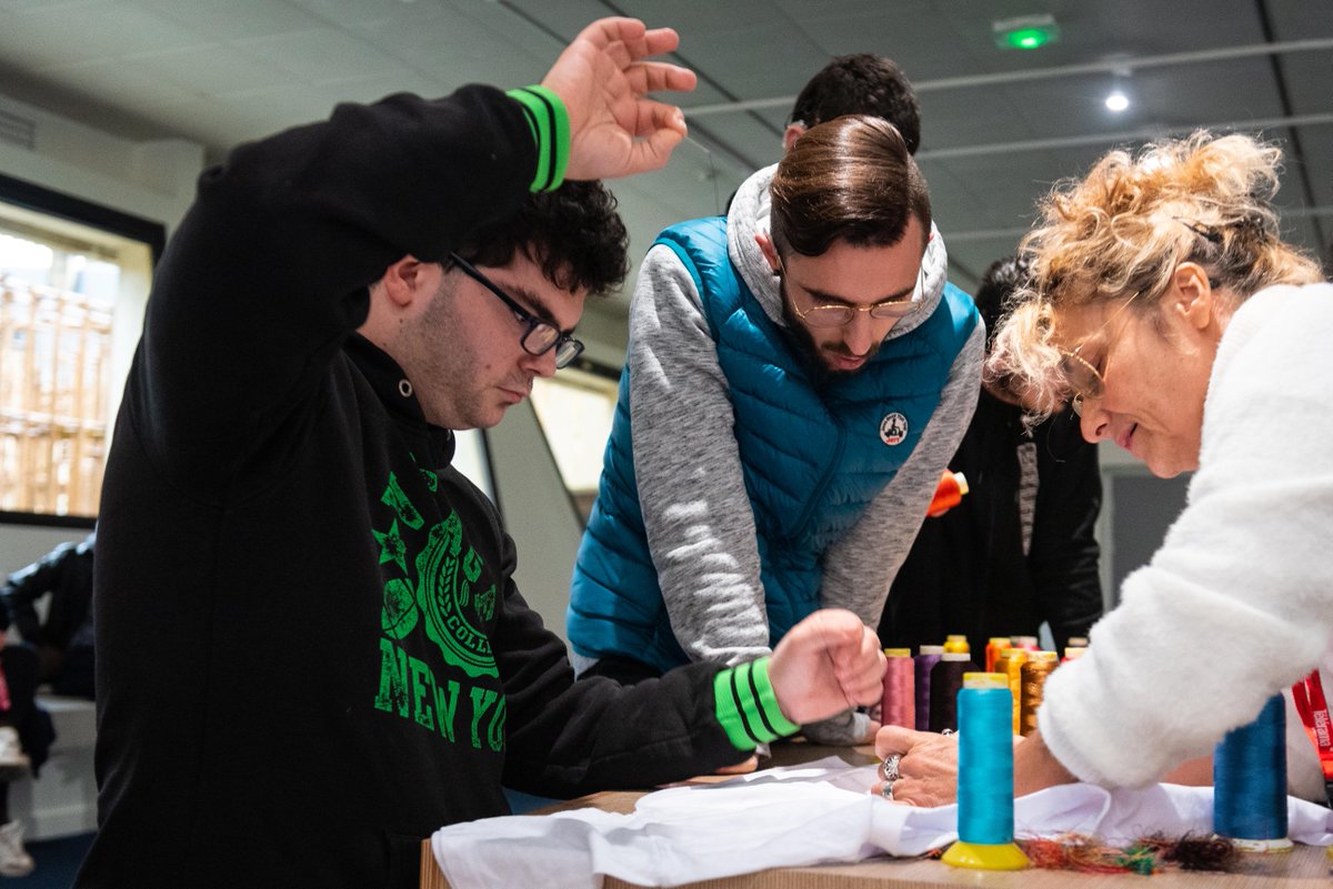 😮 A l’occasion de la clôture de #TraverseesKimsooja à #Poitiers, le spectacle de la Cie <a href="/lHomme_debout/">l'Homme debout</a> a réuni 6000 spectateurs. Pr l’élaborer : 5 chantiers participatifs réunissant 3000 habitants.
👏 Et 85 ambassadeurs qui ont fait vivre <a href="/TraverseesP/">Traversées_Poitiers</a> 
👉 ow.ly/SP6530qdMYP