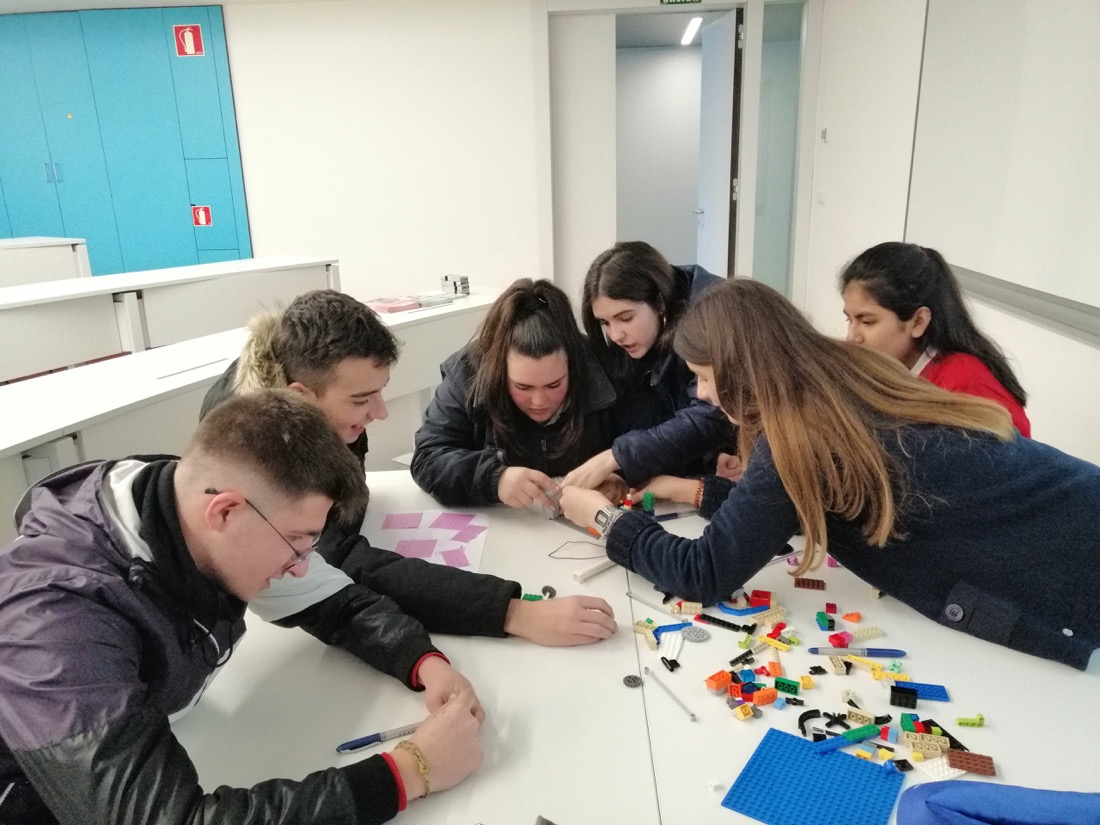 NSMonteSion's tweet photo. ➡️La pasada semana, nuestro alumnado de 4º de ESO de la asignatura "Iniciación a la Actividad Emprendedora", junto con su profesora Alicia Asencio visitaron la Escuela de Emprendedores de Valencia (EDEM). Allí iniciaron un proyecto emprendedor, trabajando de forma cooperativa💪 https://t.co/sT86H0qdF9