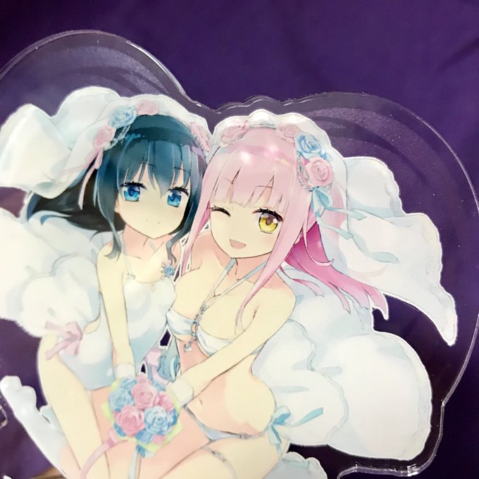 透過印刷がどうなるか未知数だったんですが、印刷部分は磨りガラスみたいな感じになっており光を反射させると模様が光る感じになるようです 