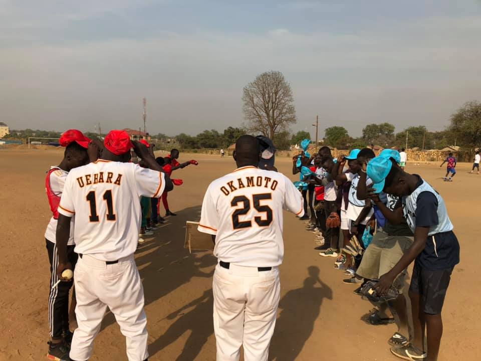 ExtraInningsUK's tweet photo. BREAKING: Welcome to the baseball world, South Sudan! The tireless Shinya Tomonari has brought baseball to the almost nine-year old nation after being sent there as part of @jica_direct_en. Two teams played a game to celebrate National Unity Day. #SouthSudanBaseball https://t.co/RU07oVLqji
