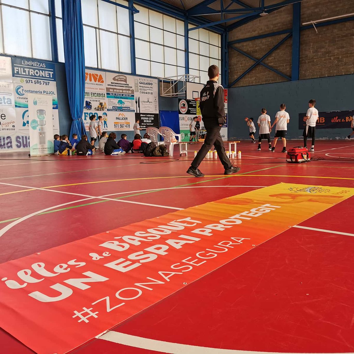 FBIBasquet's tweet photo. 👉🏻El torneig Hipotels Illes de Bàsquet aposta per ser UN ESPAI PROTEGIT #ZONASEGURA #ProtecciódeLaInfància #IllesDeBàsquet #HipotelsIllesDeBàsquet https://t.co/1fbz0tnrfm