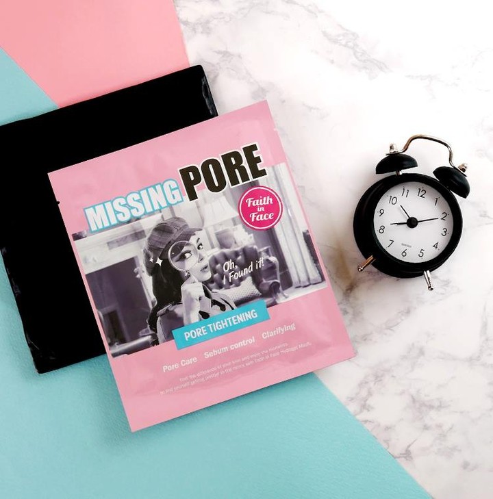 Glamtownshop's tweet photo. 🕥 ¿Cómo te has levantado esta mañana? ¿Te ves puntos negros? 👃👀 Es la hora de la mascarilla de hidrogel "After Missing Pore" 👏 Con extracto de clorofila 🌿 para controlar la producción de sebo y purificar la piel 😉

No tienes excusa, di bye bye poros! https://t.co/0q8wyVv2TK