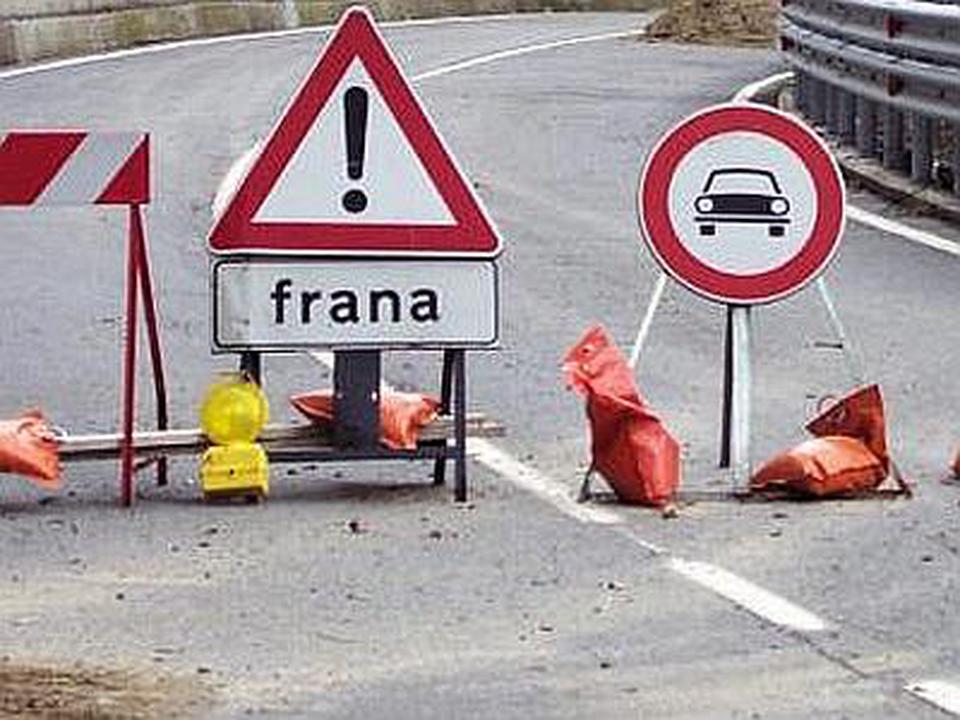 📌⛔️🚧#viabilità #garfagnana #careggine  #provinciadilucca: a causa di una grossa frana abbattutasi stanotte sulla strada provinciale n. 13 di Valdarni in località Isola Santa, la strada è chiusa al transito nel tratto Isola Santa - Castelnuovo Garfagnana. Sono in corso verifiche