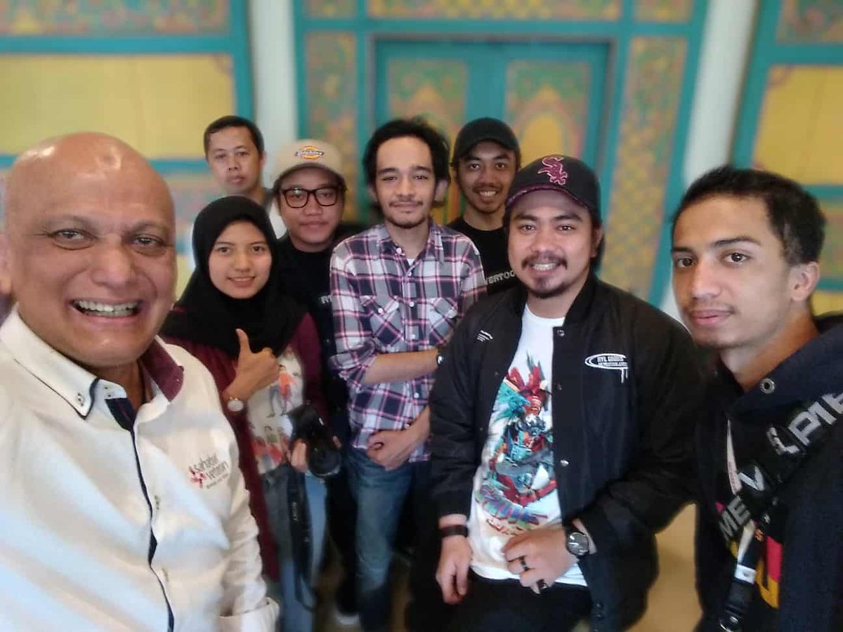 sahabat_veteran's tweet photo. 4/12/19
#KerenAbis #anakmuda #luarbiasa @revivaltvid @rvl_goods @nevertoolavish!

Mereka tlh #mempersembahkan &amp; #mendonasikan hsl #lelang sebuah #mahakarya #sepatu dalam rangka #HariPahlawan2019 untuk #VeteranIndonesia.
. 
#TerimaKasih jg #jamuan &amp; #tandacinta nya untuk #Veteran https://t.co/4SwdO0ThKf