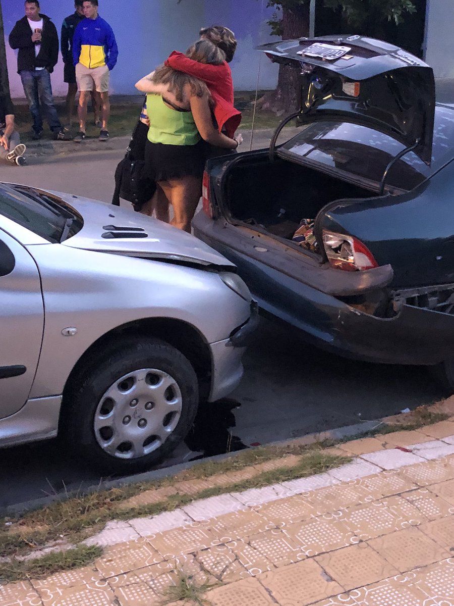PecoAz's tweet photo. Boliche en la esquina de casa, esperando que pase alguna madrugada lo qué pasó hoy. Lo más triste el vecino que le chocan el auto estacionado en la puerta de su casa... #Azul #CronicaDeUnAccidenteAnunciado https://t.co/iuLFWdsiuC