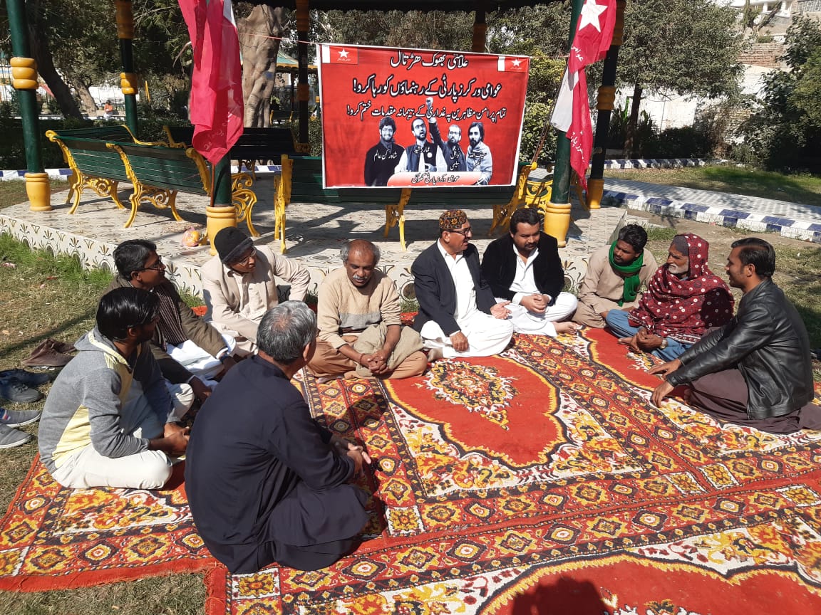 AWP Ghotki stages hunger strike at pressclub Ghotki against the crackdown, Sedition and ATA charges on peacful protesters in Islamabad as well as to release all missing persons in Sindh and elsewhere. No to abduction.
#ReleaseIslamabadProtesters 
#ReleaseAmmarRashid