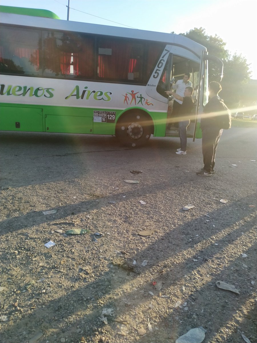 marianbot13's tweet photo. @InfoMisionBsAs un servicio de mierda. Mas de 2 horas esperando en retiro. Llego un micro q se rompio, y Hace mas de una hora que estamos varados en la rotonda de alpargatas. #ServicioDeMierda #MisionBuenosAires https://t.co/XHSkJweQDi