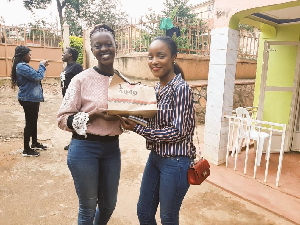 40days_40smiles's tweet photo. Thank you @rebeccatamusuza for taking time to share knowledge with our interns and volunteers. https://t.co/5L5ZILhtyH