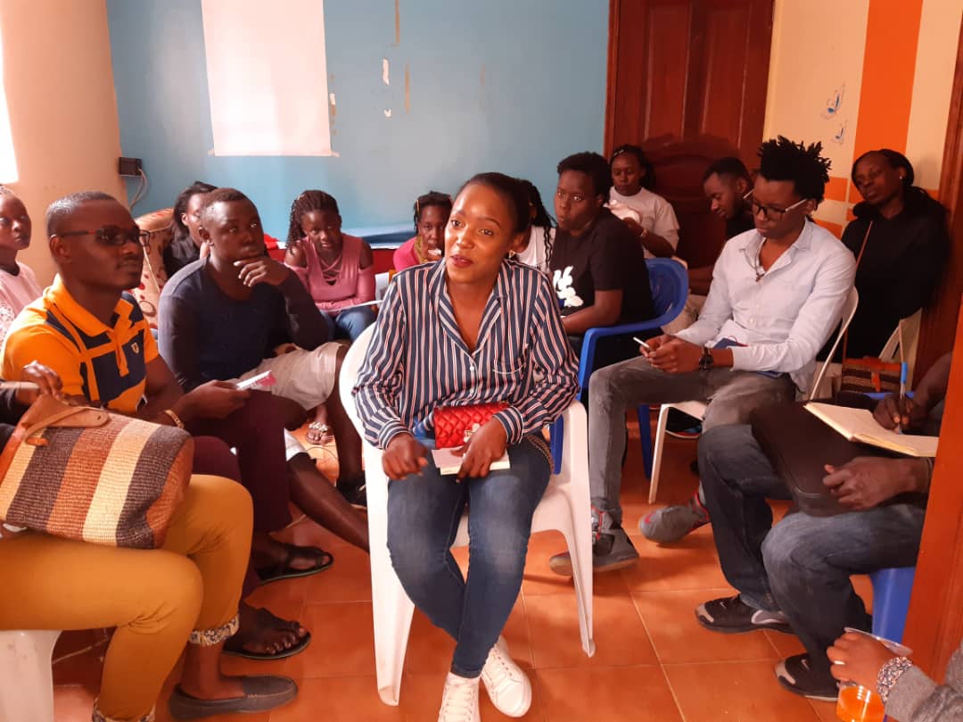 40days_40smiles's tweet photo. Thank you @rebeccatamusuza for taking time to share knowledge with our interns and volunteers. https://t.co/5L5ZILhtyH