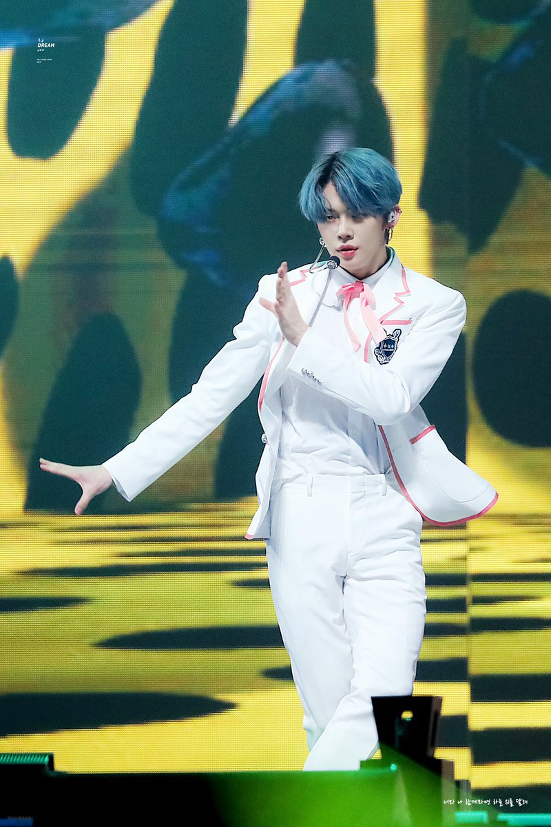 DREAMJun_0913's tweet photo. 20200130 서울가요대상  HD4P

#투모로우바이투게더 
#MOA
#연준 #YEONJUN
#TOMORROW_X_TOGETHER https://t.co/84oTpJObUf
