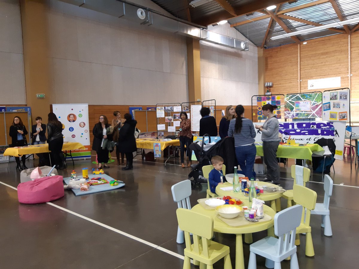 RLV_agglo's tweet photo. Matinée Petite Enfance à Riom ce matin qui ouvre la Semaine de la Petite Enfance organisée par @RLV_agglo jusqu'au 8/02. L'occasion de rencontrer les professionnels et découvrir les structures d 'accueil des tout-petits et les activités pour eux. #petiteenfance #modedegardeenfant https://t.co/A025Ntdbea