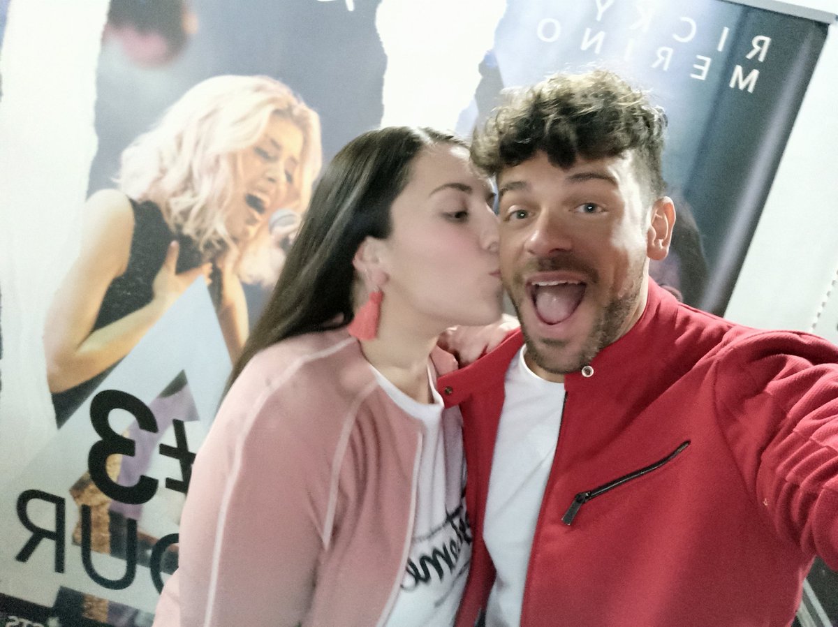 LauraERamos98's tweet photo. Eres tan bonito @rickymerino 💖
Gracias por tener siempre una sonrisa y un abrazo para mí cada vez que te veo.
No puedo tener más ganas de tener tu disco en mis manos y acompañarte en ese camino que estoy segura de que va a ser muy especial ✨ https://t.co/mJSWV5wBd0