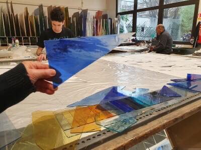 La rénovation de notre chapelle de la Rue Madame avance bien. Ici des images des nouveaux vitraux en cours de réalisation par la société <a href="/FranceVitrail/">France Vitrail Int.</a> #TempleProtestant