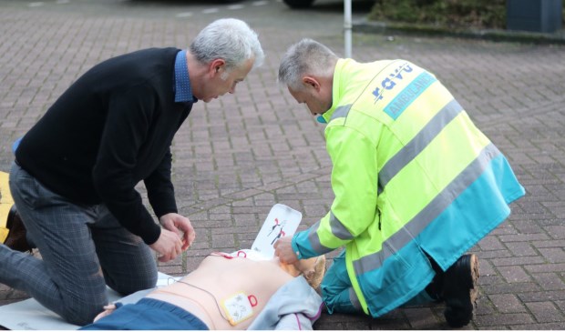 Hooglanderveen is Hartveilig verklaard [AMERSFOORT] Bij een feestelijke bijeenkomst in de Veenhorst is Hooglanderveen afgelopen vrijdagmiddag officieel Hartveilig verklaard. Dit betekent dat iedereen die in Hooglanderveen een hartstilstand krijgt, binn... twib.in/l/xxr7eXdL8zn4