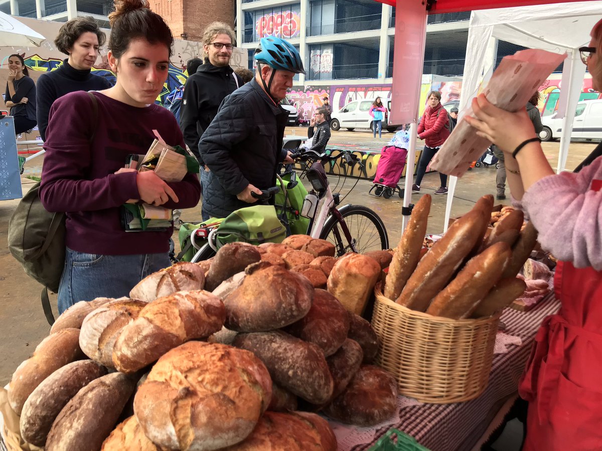 AGTkm0's tweet photo. La #CarxofaPrat de la @CoopagricolPrat a la presentació de la #BCNSlowFoodGuide al Mercat de la Terra @slowfoodbcn
 
📢 En una estona @OnaNuit amb gastronomia i Susana Aragón @Centricgastro amb un taller de #CarxofaPrat completen la presència del #BaixLlobregat a l’acte 🤟🏼 https://t.co/GXL4YZMKAk