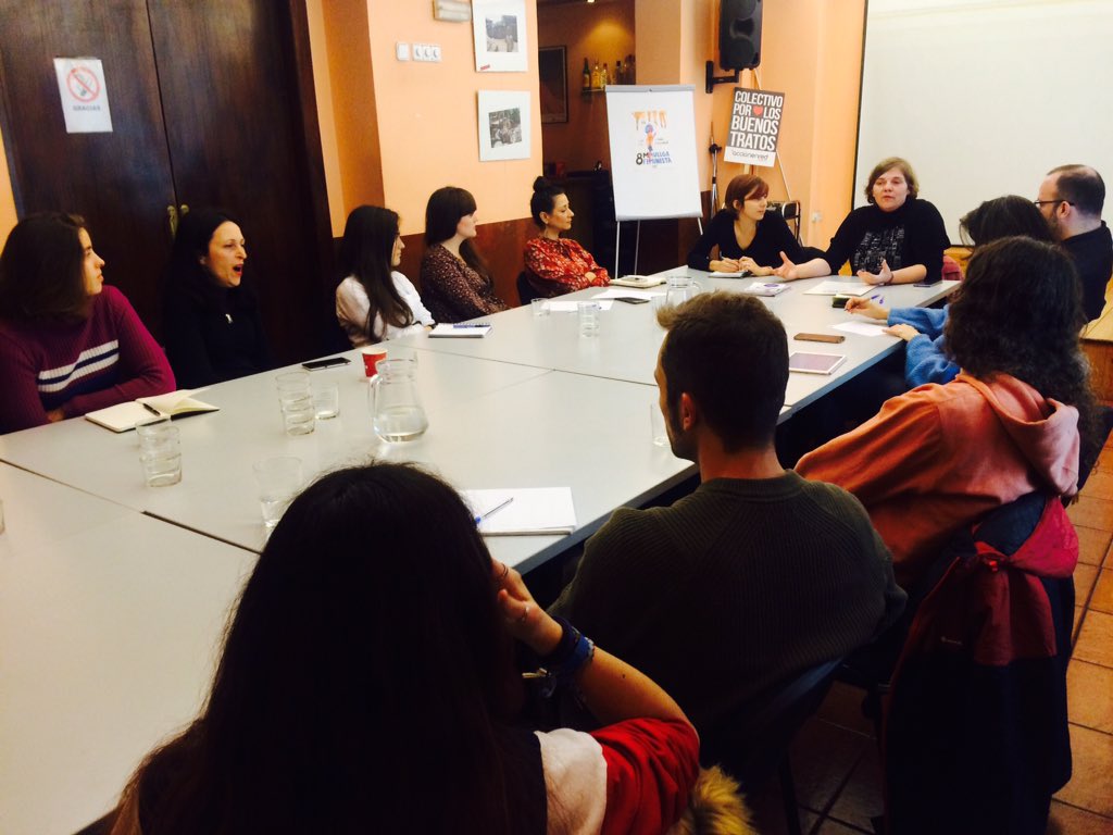 nrdexclusion's tweet photo. Hoy tenemos a @AIRESasociacion en la formación de #voluntariado para hablar de #MujeresSinHogar y soluciones eficaces al #Sinhogarimo. Gracias @apedeme y Carmen Belchí por compartir con nosotros vuestro entusiasmo https://t.co/4NQWPDuW44