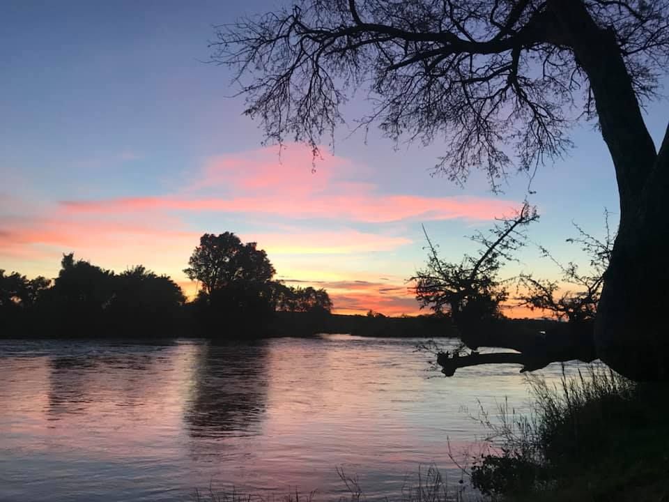 It's not all hard work and no play! 

We like to pause and enjoy the African sunset too.

#Africa #AfricanSunset #Travel