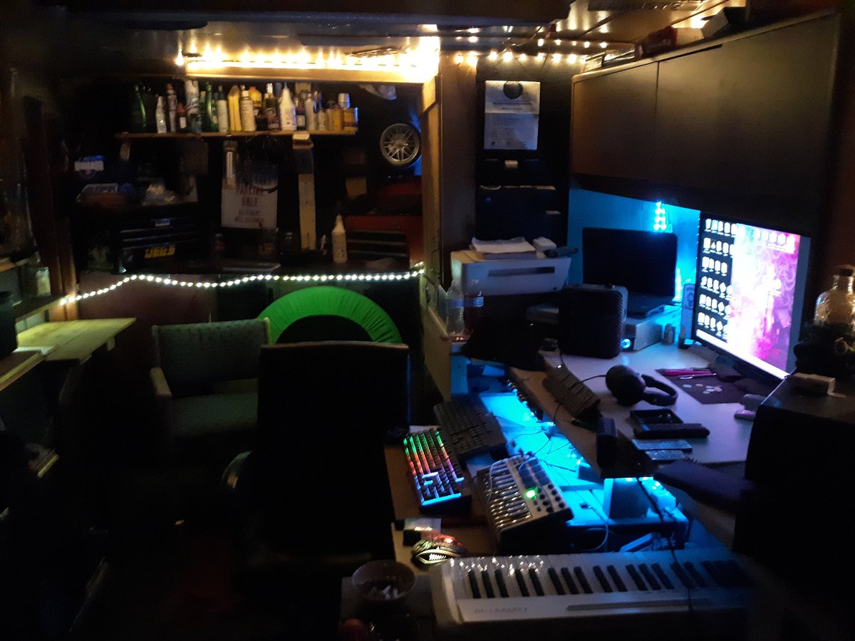 ADHD31097884's tweet photo. So Long To The Old Studio!!!!...
Bought A New Crib No Co-Signer,Studio About To Triple In Size!!!
#MovingForward #PositiveVibes #SaturdayMorning #Sundowns #studio #photoshoot #February1st #hiphop #compl3xofficial #Motivation #goals #newmonth #NewMusic #follow #like #comment https://t.co/jg3zfW03Jo