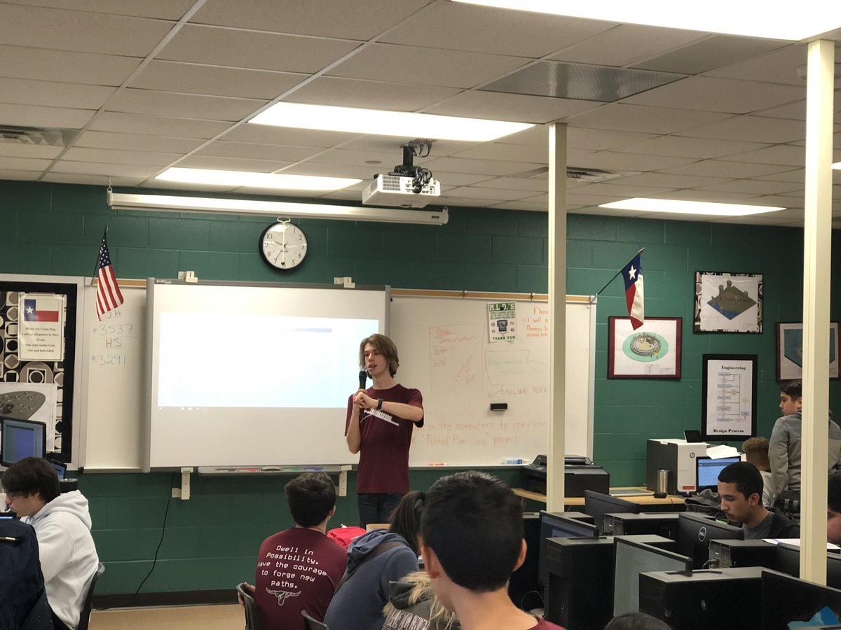 CRHS_DigitalArt's tweet photo. Andrew leading a LEAP resume class at pre-regionals #longeng @RJHlonghorns @GRHSEngineering https://t.co/V8e4PDNHso