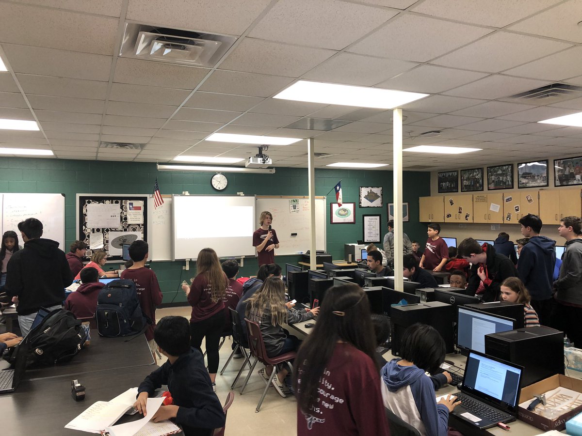 CRHS_DigitalArt's tweet photo. Andrew leading a LEAP resume class at pre-regionals #longeng @RJHlonghorns @GRHSEngineering https://t.co/V8e4PDNHso