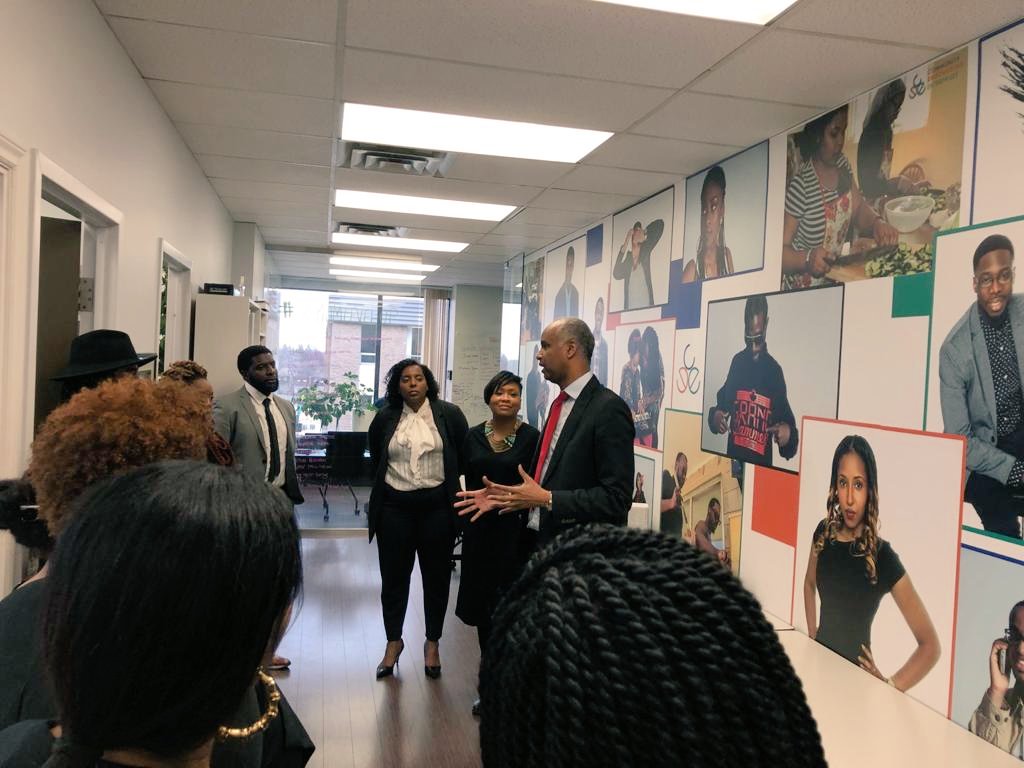 HonAhmedHussen's tweet photo. À la veille du Mois de l'histoire des Noirs, j'ai visité @cee_toronto qui est une organisation prônant la fin des barrières sociales pour les jeunes noirs. 👏🏾 

Ce mois-ci, prenez un moment pour célébrer ceux qui font avancer nos communautés dans la poursuite de l'égalité. https://t.co/gNvfWJEorG