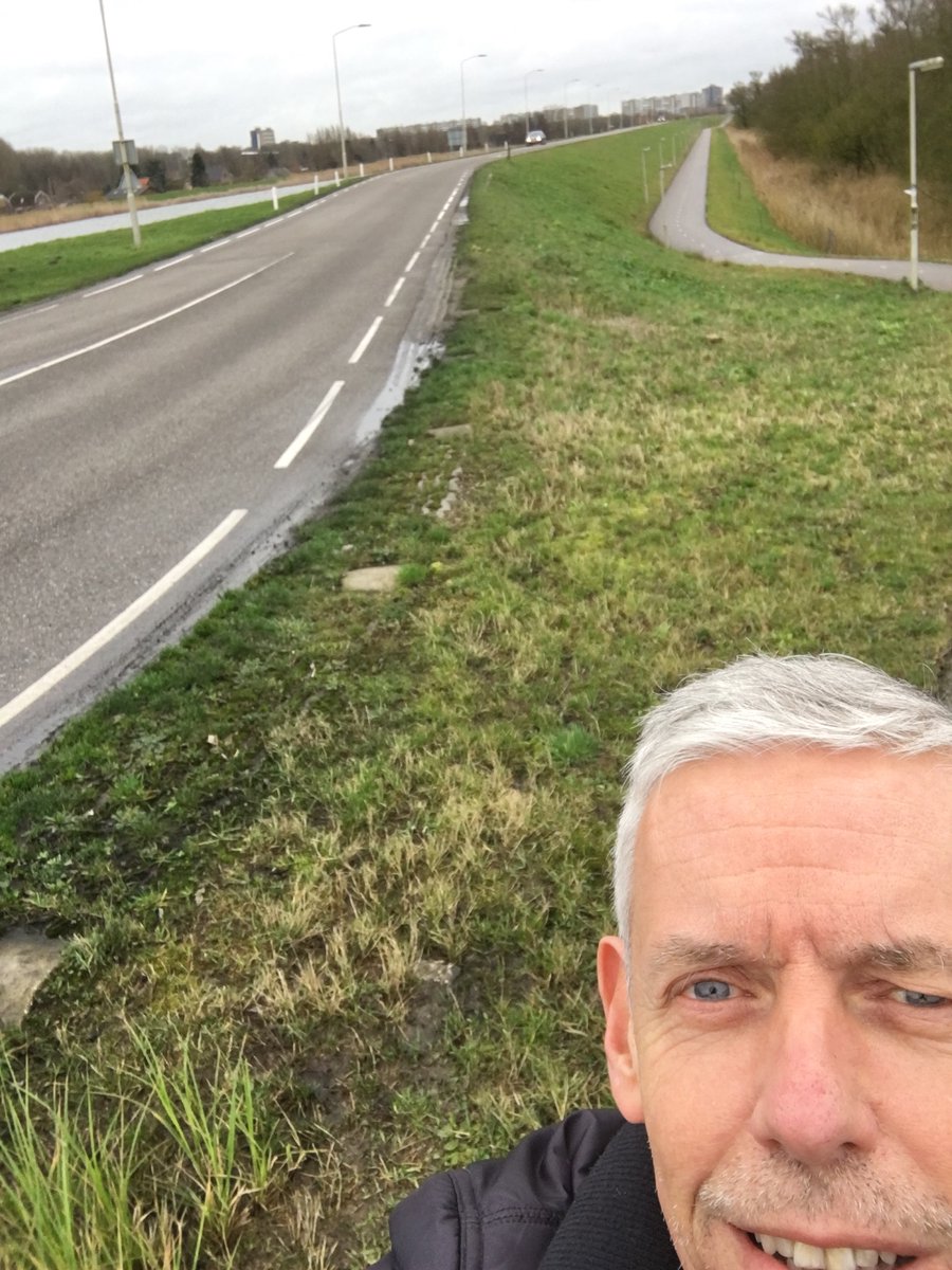 Fietsgek214's tweet photo. #mijndijk  Wolfherensedijk Gorinchem. 25 jaar geleden de angst op bezwijken, nu een sterke dijk met in de zomer een talud vol met prachtige margrieten. #hohohoogwater @wsrivierenland https://t.co/pjaindLR9n