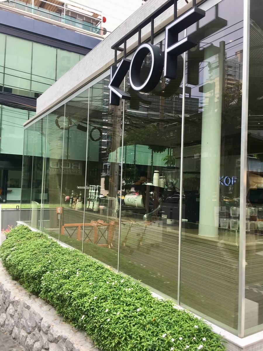 miss_alwayss's tweet photo. ร้านนี้ชื่อ KOF อยู่ J Avenue ย่านทองหล่อ ตกแต่งสไตล์มินิมอล มีมุมถ่ายรูปสวยหรูดูแพง 😎 เมนูเด็ดคือ Cocoa Camo เป็นหนึ่งในเมนูที่มีเฉพาะสาขาทองหล่อเท่าน��้น ‼️ ด้านล่างจะเป็นพุดดิ้งชาเขียวหอมหวาน ส่วนด้านบนเป็นช็อคโกแลตเข้มข้นมาก ร้านเปิดทุกวัน 8.00-20.00 น.
#cafeaddict #adidas https://t.co/o3prm9Mkek
