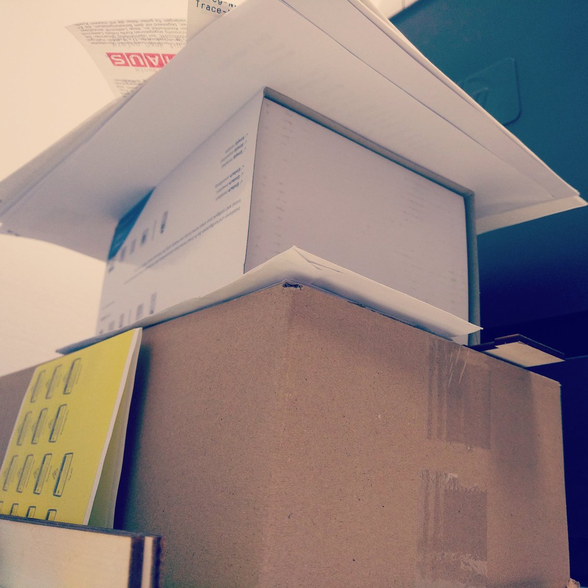 Ein Stapel von Papier und Kartons.