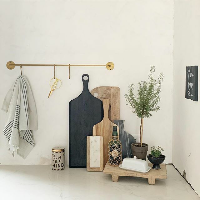 _SpringSweet's tweet image. Loved our new black wood and black marble boards at the shop so much that they made their way home with me. (And the plants, and the wood pedestal, and the other cutting boards)😆 ift.tt/2uPCD5n