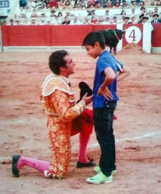 Info_JEColombo's tweet photo. Ayer, la Monumental de San Cristóbal 🇻🇪 volvió a trasladarse una década atrás. Hace 10 años, El Fandi brindaba un toro a un niño que soñaba ser torero. Ayer, @DFelFandi repetía el gesto con un Colombo que logró el sueño de ser torero.

Gracias maestro. https://t.co/vdGWtZ6tj3