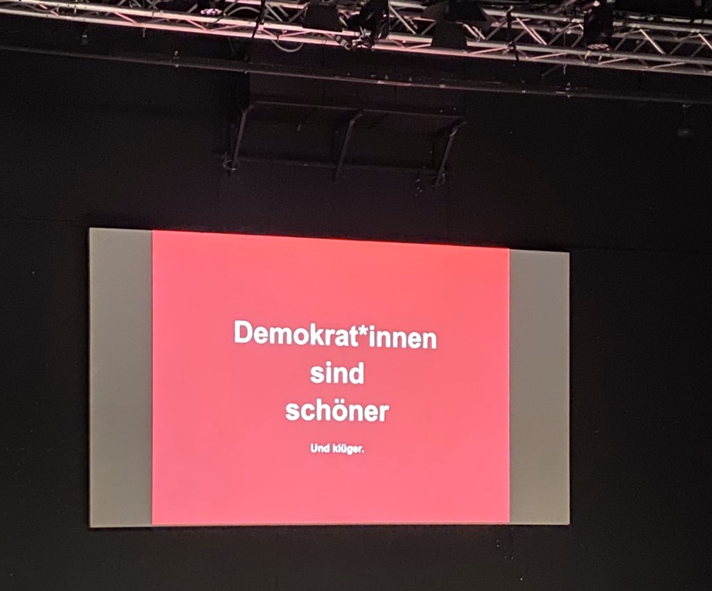 NinaHoraczek's tweet photo. Beeindruckender Vortrag von @FerdaAtaman zum Thema „antifaschistischer Minimalkonsens“ und wieso das bürgerliche Lager den Antifaschismus wieder salonfähig machen sollte. Hier ihr Kommentar im @derspiegel dazu: https://t.co/f9vwSbMiaq https://t.co/5KisUGTyRU