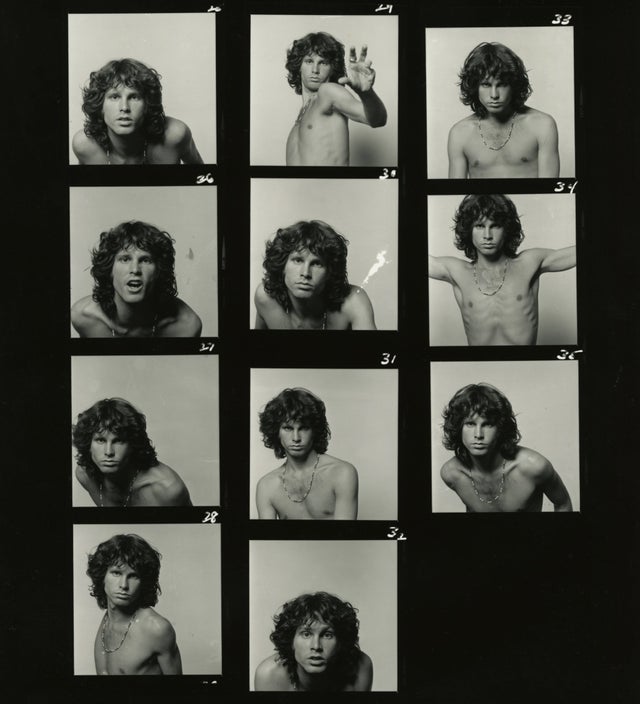 Imágenes en blanco y negro del vocalista del grupo The Doors: Jim Morrison. Contactos fotográficos de la sesión  de la que surgió la conocida toma que muestra al músico en una postura que remite al Jesús crucificado. En todas tiene el torso desnudo y mira a la cámara 

#rock #periodismo #Argentina