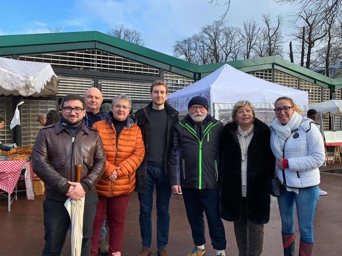 EnsembleLCSC's tweet photo. L’équipe d’Ensemble Pour La Celle Saint-Cloud avec Olivier Delaporte toujours motivée : ce matin au Marché Berthet et à Élysée Village pour échanger avec vous ! 

#EnsemblePourLCSC #LCSC #Municipales2020 @odelaporte https://t.co/6d16WOeyDi