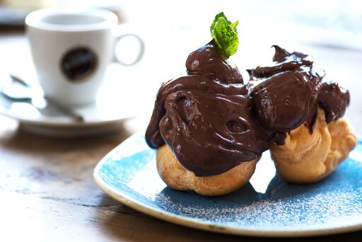 Top off your Saturday evening with some chocolate. Reserve your table with us via bit.ly/Bianco43bookin…