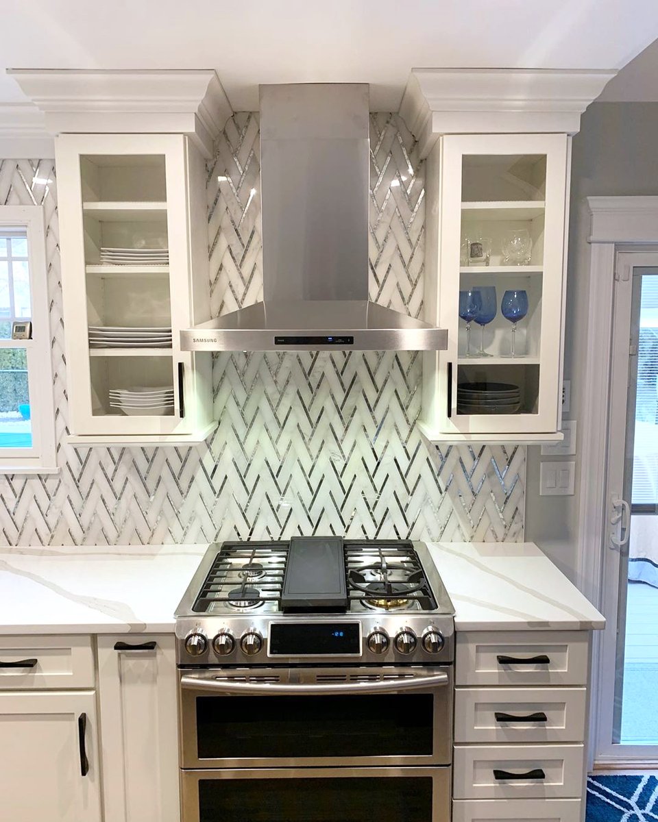 YorktowneTweet's tweet photo. Love the symmetry in this elevation! Design by Kimberly Jane Art &amp; Design.
 #YorktowneCabinetry
#kitchen #kitchens #kitchencabinetry #kitchencabinets #kitchendesign #kitchenremodel #kitchenrenovation #NKBA https://t.co/ykL9TYYew9