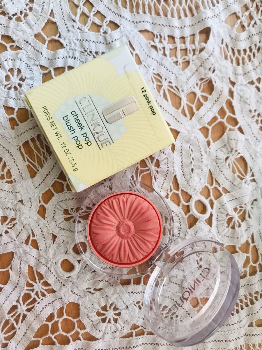 pingponghime6's tweet photo. ถอยมาแล้ววว ชอบสีมากกก บลัชออนของ Clinique สี Pink pop มันแบบชมพูส้มๆ มีความหวานมีความสดใส เนื้อแมทแต่ไม่แป้ง ทาแล้วระเรื่อ ติดทนด้วย ชอบมากกก ไปซื้อเถอะ #pphimeรีวิว #ไว้รีวิวห้ามขายของโว้ยย #cheekpop #clinique https://t.co/rrrK0FUVYK