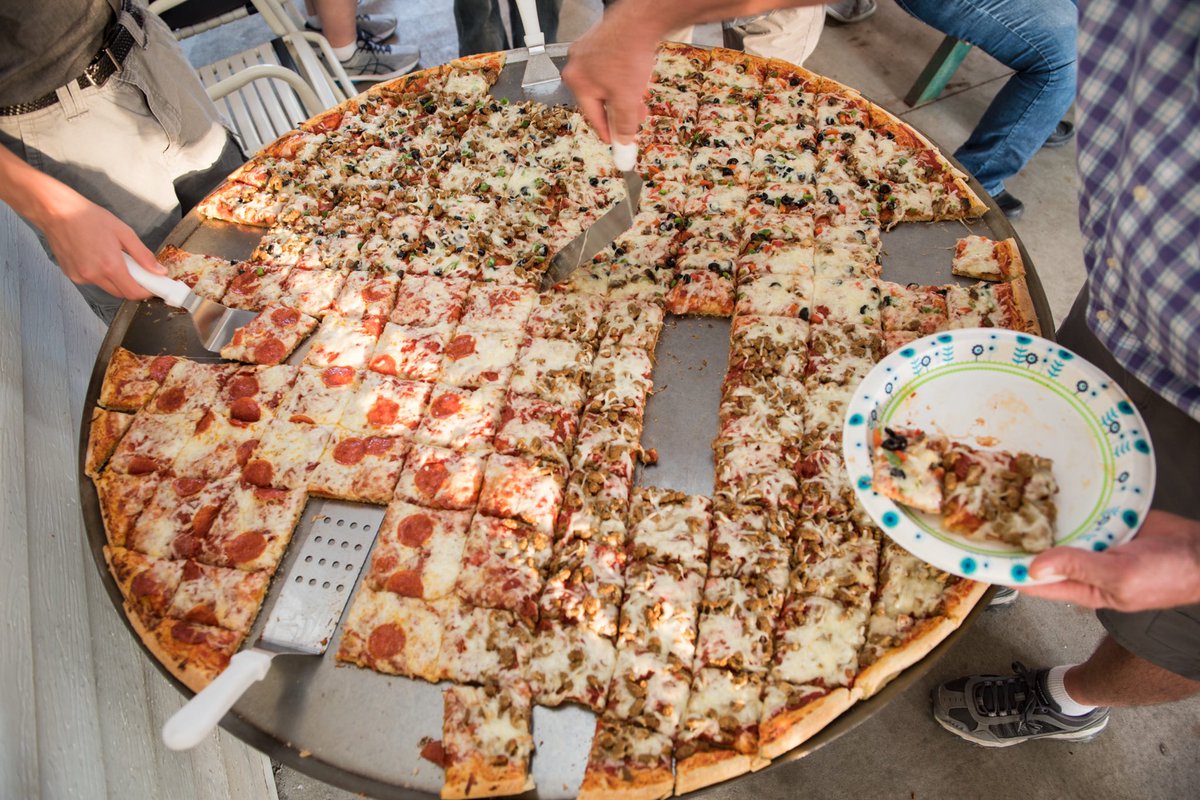 partypizzamn's tweet photo. We are now accepting your 2020 event bookings at https://t.co/3Ck5EW2lCQ! Grab your date before it’s gone! 🥳🍕#partypizzamn #catering #pizza #twincities #minnesota #giantpizza https://t.co/ytx7gZ8mTC