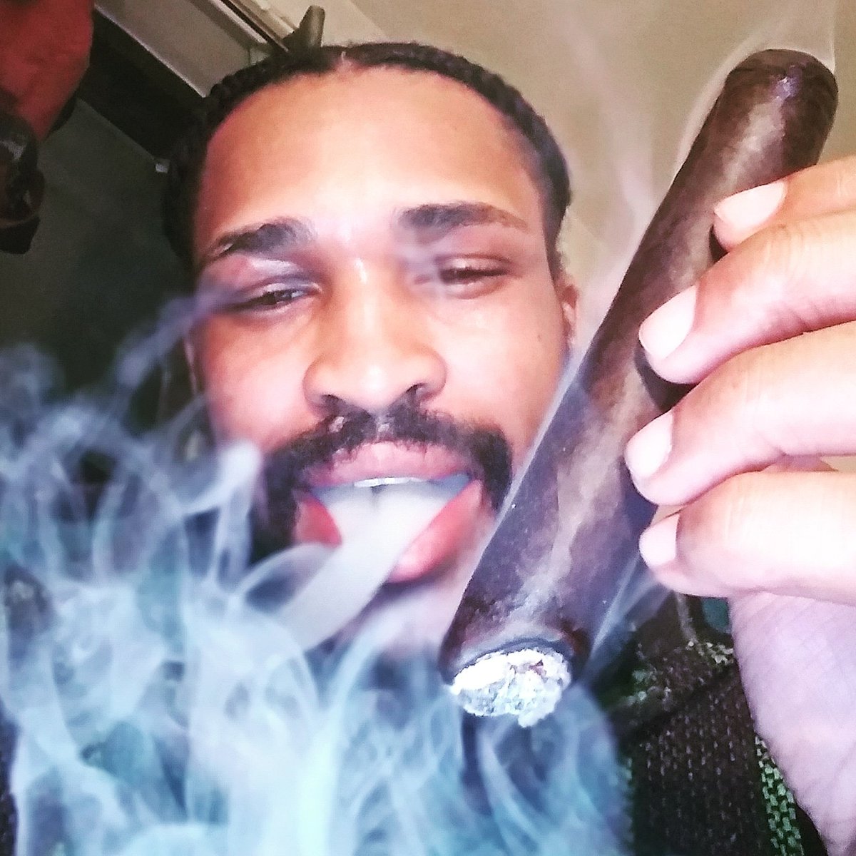 CigarMiddi's tweet photo. 👉#EMPEROR👈💨💨💨🎶🎶🎵👑👑#NEWYEAR #ENVIRONMENT #CIGARS #MUSIC #NYC #ENERGY #Mood #Kidmiddi  #UltramagneticMcs #World  #knowledge #wisdom #HIPHOP #Rap #BattleRap #PinkeyBizzness
Reposted from #Originally #originalcharacter @pinkeybizzness https://t.co/0gnbr2tqLp