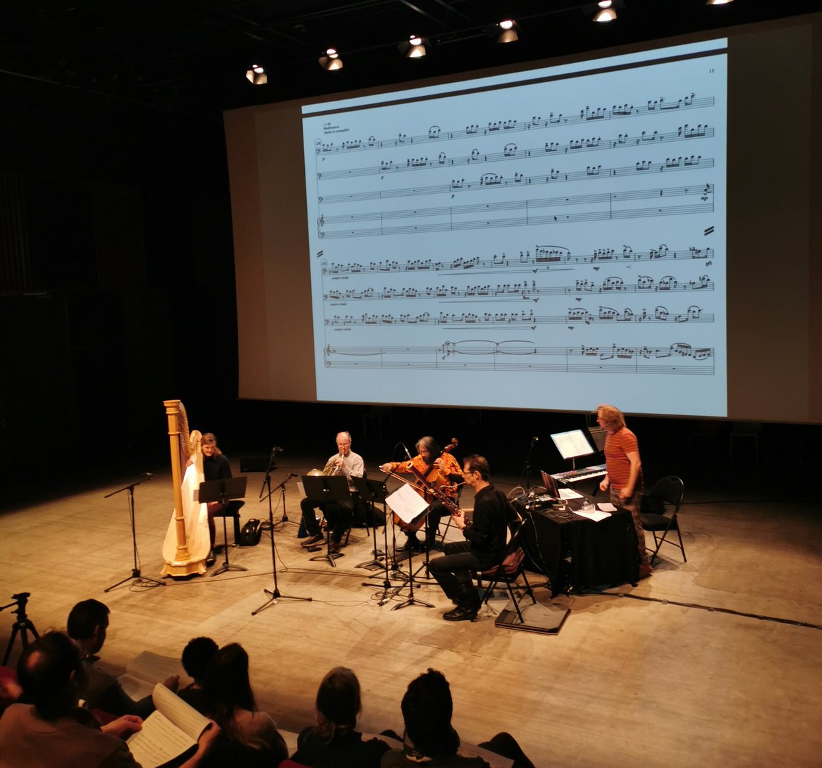 Ensemble_inter's tweet photo. Le public écoute l'œuvre jouée en 6 segments afin de se familiariser avec la pièce puis le public demande aux musiciens s'ils ont eu des questions à la lecture de l'œuvre @104paris @biennalenemo #Soundkitchen https://t.co/o2mXQRpcKD