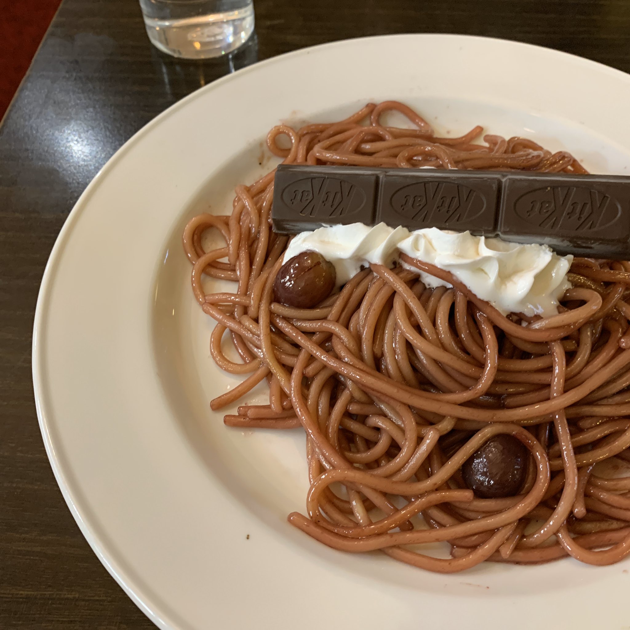 喫茶マウンテン 今日食べたバレンタインデー特別企画 お菓子なパスタ 大きなチョコに目が奪われがちですが 実は甘いブドウの パスタです 甘い匂いのほんのり酸味のブドウの実がアクセントの 視覚と嗅覚 味覚を刺激するパスタでした Byケーキ屋の