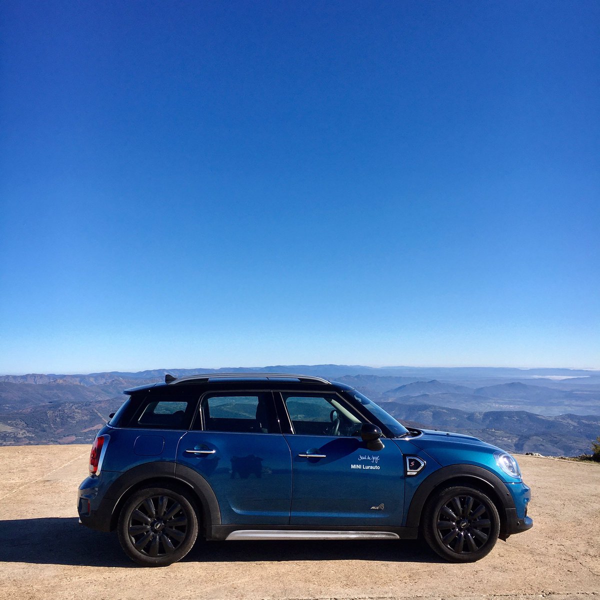 robinfood's tweet photo. La foto pide que os largue rollo místico de que con mi @MINILurauto me fundo con el cosmos y el horizonte pero la realidad es que estoy más cachondo que un pollo asado de caserío con mi peazo de bólido azul! Cagonriau! #soydelurauto #minilurauto @lurauto https://t.co/In2cS1MWro