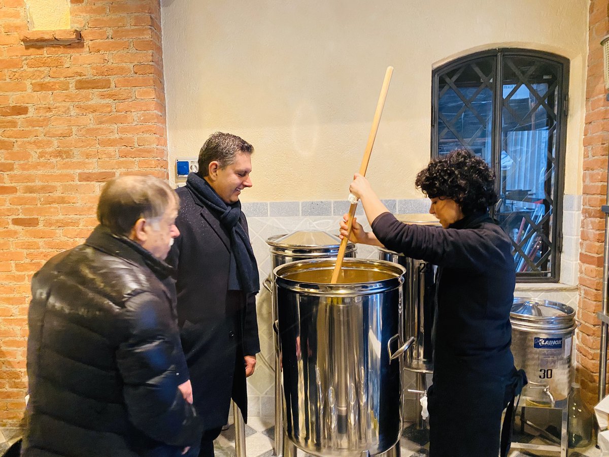 GiovanniToti's tweet photo. Buon sabato dalle Cantine #Bosoni, che producono alcuni tra i #vini più buoni della #Liguria, tra cui il Vermentino Colli di Luni Etichetta Nera, eletto miglior bianco del 2019 in Italia. A maggio verrà inaugurata una nuova parte... #AvantiLiguria
Leggi➡️https://t.co/VFRh39HxMe https://t.co/wJkhFrMdnt