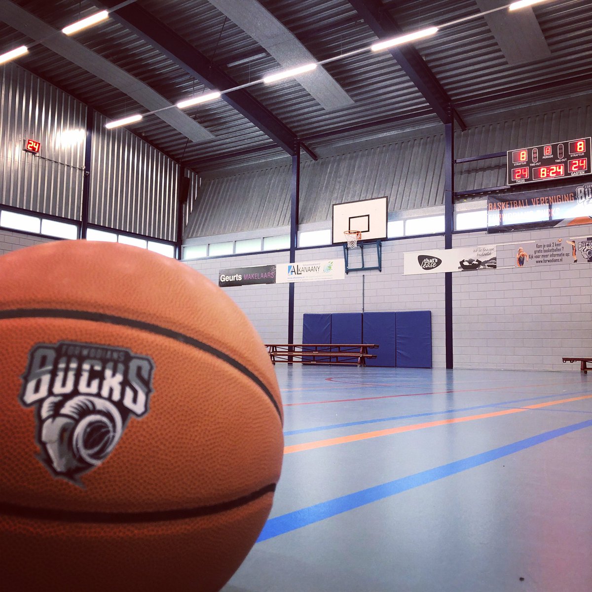 Forwodians's tweet photo. Voordat onze wedstrijden beginnen zullen wij 24 seconden stil staan om Kobe Bryant te eren. Zien we je straks om 16:00?  #basketball #kobebryant https://t.co/qwwRxvQMxC