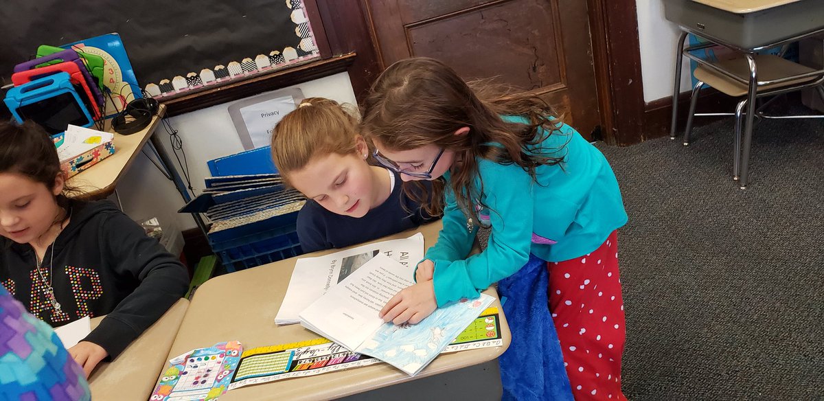 StephanieMik's tweet photo. #HopeSchoolRI Kiddos in grades 2 and 3  were so excited to share their weather and bug books!  #scituatesucceeds @ARCDLSolutions https://t.co/xghpJvCf6O