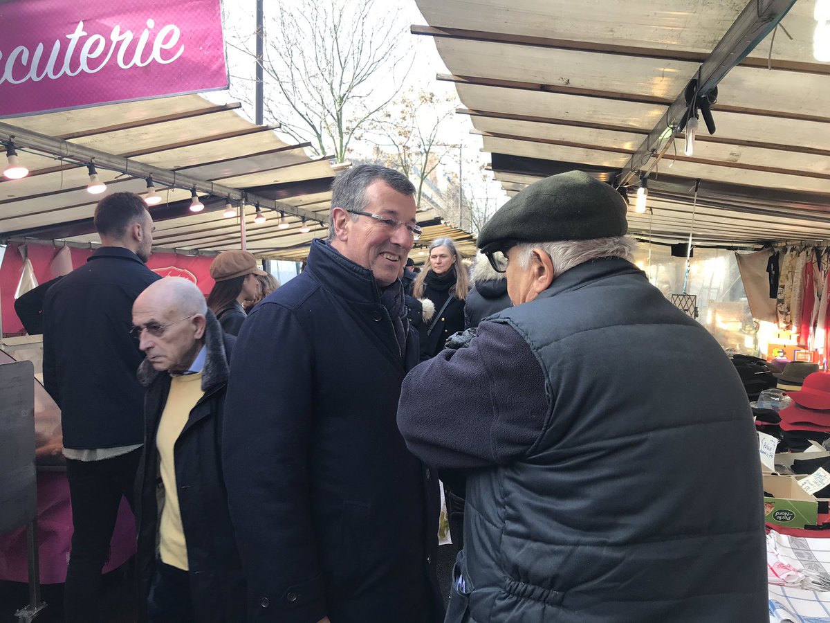 PierreGaboriau's tweet photo. A la rencontre des commerçants et habitants au marché #Wilson. Je ressens un profond désir de changement pour #Paris et le 16ème arrondissement dans chacun de mes échanges. #jaimemon16 https://t.co/dKdey7GOug
