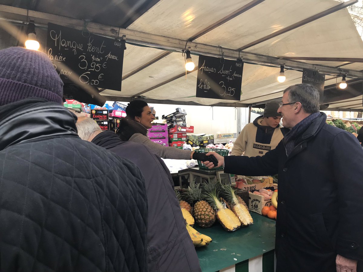 PierreGaboriau's tweet photo. A la rencontre des commerçants et habitants au marché #Wilson. Je ressens un profond désir de changement pour #Paris et le 16ème arrondissement dans chacun de mes échanges. #jaimemon16 https://t.co/dKdey7GOug